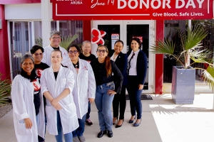 Gobernador a bishita Bloedbank y ta registra pa bira donante 