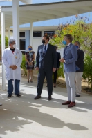 Gobernador a bishita Bloedbank y ta registra pa bira donante 