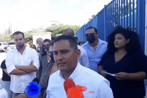 Lider di partido RAIZ Ursell Arends a deposita su voto awe mainta 
