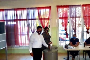 Lider di partido RAIZ Ursell Arends a deposita su voto awe mainta 