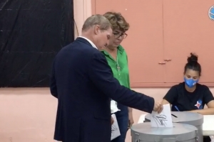 Lider di AVP Mike Eman a vota na Colegio y protesta e asunto di kiezersregister