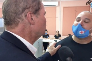 Lider di AVP Mike Eman a vota na Colegio y protesta e asunto di kiezersregister