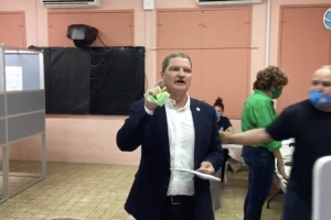 Lider di AVP Mike Eman a vota na Colegio y protesta e asunto di kiezersregister