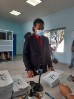 Lider di partido HTC Gilbert Webb a vota na Scol di Polis 