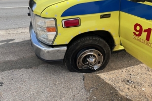 Ambulance cu sirena a dal den un auto cu no kier a hala pe