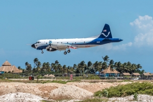 Un di e avionnan di Hurricane Hunters a yega Aruba pa vigila tormenta Elsa den Caribe 