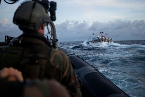 Zr.Ms. Holland a intercepta 325 kilo di droga den region Caribe