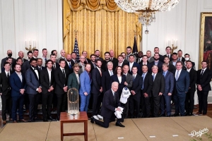 Presidente Mericano Joe Biden a topa Kenley Jansen y Dodgers na Cas Blanco awe 