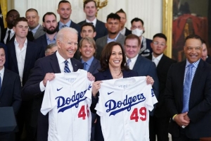 Presidente Mericano Joe Biden a topa Kenley Jansen y Dodgers na Cas Blanco awe 