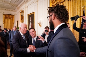 Presidente Mericano Joe Biden a topa Kenley Jansen y Dodgers na Cas Blanco awe 