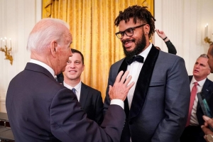 Presidente Mericano Joe Biden a topa Kenley Jansen y Dodgers na Cas Blanco awe 