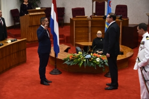 Gobernador a huramenta 20 parlamentario awe mainta 