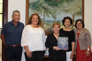 Biblioteca a ricibi buki ‘Ling Legacy’ for di famia Ling pa uso publico