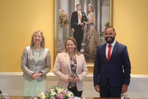 Minister demisionario Hulandes a bishita Aruba e siman aki 