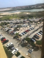 Fila di hende pafo di hotel Ritz Carlton pa atende vacunathon 