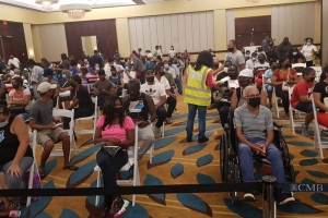 Fila di hende pafo di hotel Ritz Carlton pa atende vacunathon 
