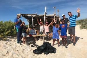 Iglesia New Life Tabernacle a organisa un beach clean-up