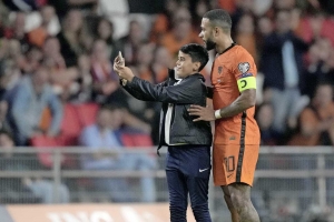 Hoben cu a saca selfie cu Memphis Depay riba tereno, a haya multa di KNVB