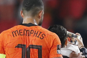 Hoben cu a saca selfie cu Memphis Depay riba tereno, a haya multa di KNVB