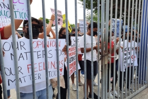 Grupo di alumno di Colegio a tene protesta silencioso pa reglanan nobo di bisti 