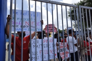 Grupo di alumno di Colegio a tene protesta silencioso pa reglanan nobo di bisti 