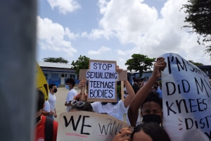 Grupo di alumno di Colegio a tene protesta silencioso pa reglanan nobo di bisti 