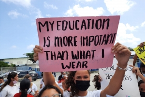Grupo di alumno di Colegio a tene protesta silencioso pa reglanan nobo di bisti 