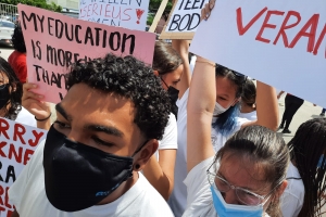 Grupo di alumno di Colegio a tene protesta silencioso pa reglanan nobo di bisti 