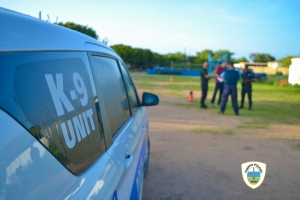Aruba awor tin dos keurmeester oficial pa certifica K-9