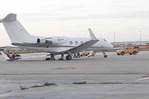 E parti di e landing gear di un jet Mericano a colapse riba pista na aeropuerto