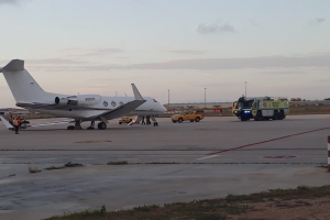 E parti di e landing gear di un jet Mericano a colapse riba pista na aeropuerto