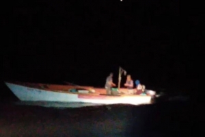 Polis maritimo a core cu 5 piscado Venezolano den awa teritorial di Aruba