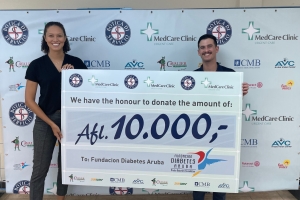 Botica di Servicio a otorga check grandi na Fundacion Diabetis Aruba