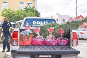 Polis di Oranjestad ta duna bek y 7 famia lo celebra un Pasco Feliz