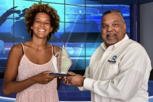 Sarah-Quita Offringa a ricibi su premio di Personahe di Aña 2021