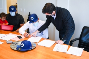 Prospecto Alexander Albertus “El Tiburón” a firma cu Los Angeles Dodgers