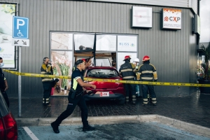 Chauffeur ta perde control y drenta Superfoods cu su auto 