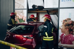 Chauffeur ta perde control y drenta Superfoods cu su auto 