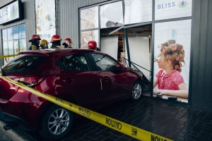 Chauffeur ta perde control y drenta Superfoods cu su auto 