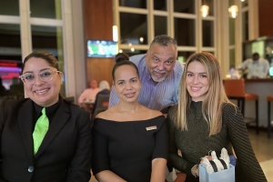 Miembronan di prensa a conecta cu staff di The Ritz Carlton Aruba recientemente 