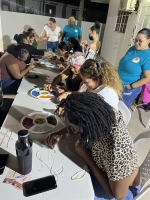 Anochi di obra di man Crafting with Queens, pa siña historia y tradiciohn di waistbeads 