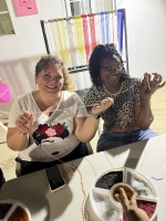 Anochi di obra di man Crafting with Queens, pa siña historia y tradiciohn di waistbeads 