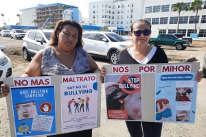 Mama di damita herida den bringamento na scol y damita cu a agredi e victima, ta reacciona