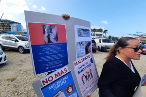Mama di damita herida den bringamento na scol y damita cu a agredi e victima, ta reacciona