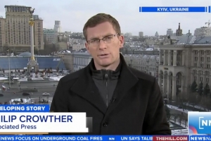 Periodista Europeo ta ‘sorprende’ mundo, raportando e crisis di Ucrania den 6 idioma sin problema