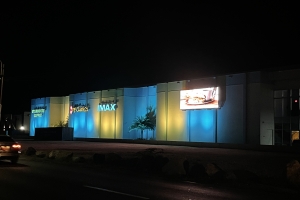 Muraya di compleho di cine Gloria ilumina na color di bandera di Ucrania