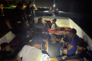 Warda Costa y polis a gara boto cu 11 indocumentado yegando Aruba  