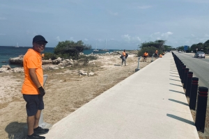 Voluntarionan a repara luznan destrui riba e Malmok Walk way