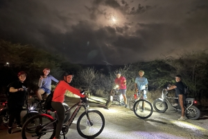 Grupo di ciclista riba bicicleta electrico a haci un ‘Full Moon ride’ durante Fin di siman Santo