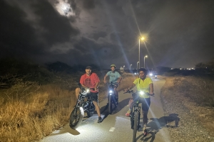 Grupo di ciclista riba bicicleta electrico a haci un ‘Full Moon ride’ durante Fin di siman Santo